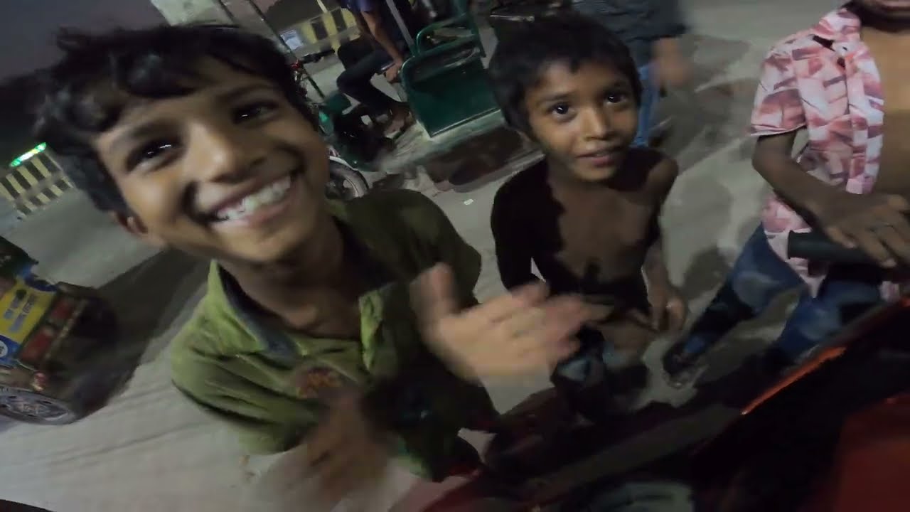 এক প্যাকেট বিরিয়ানি পেলে ৩ জন ভাগ করে খাবে।😥
