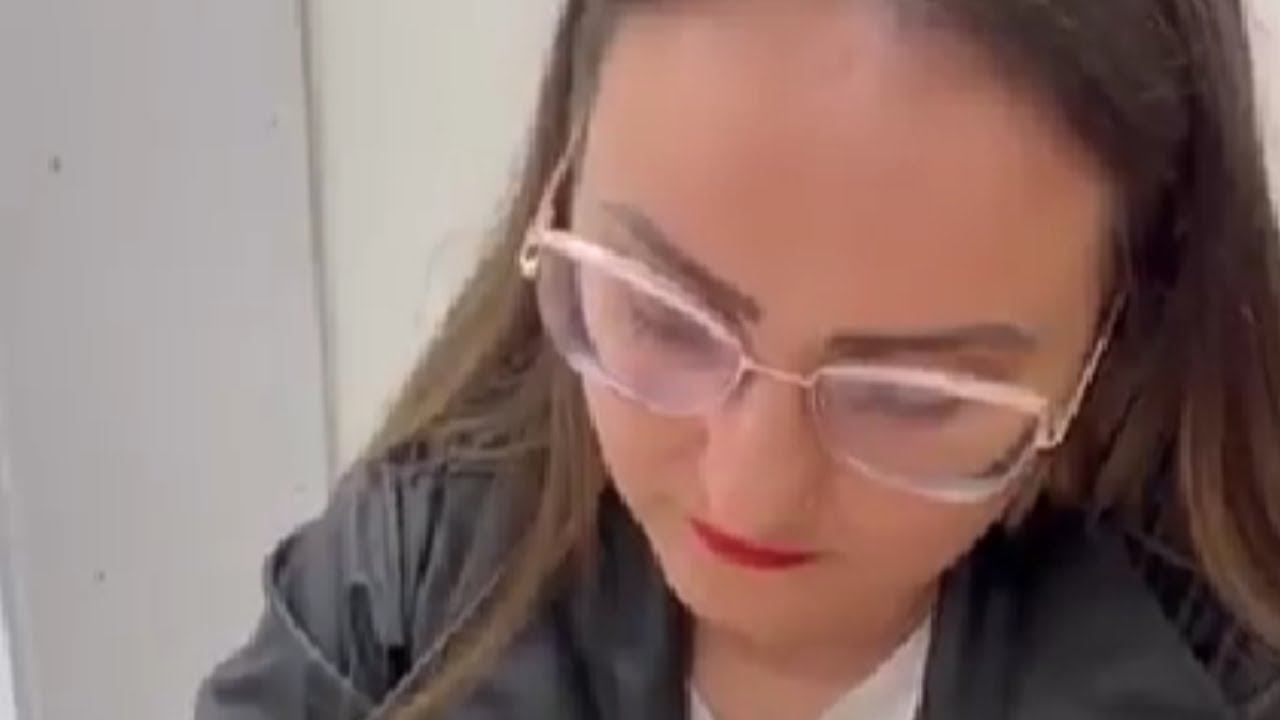 Funcionária humilha faxineiro