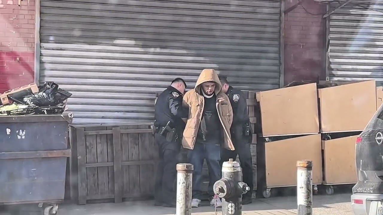 警方包围昌发超市门口捉拿多名西裔抢劫犯！