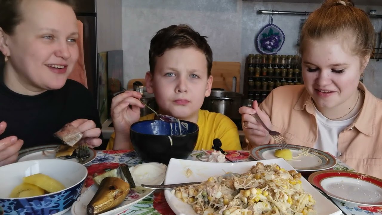 Мукбанг Салат сборный, суп с колбасой /Маша с нами👌