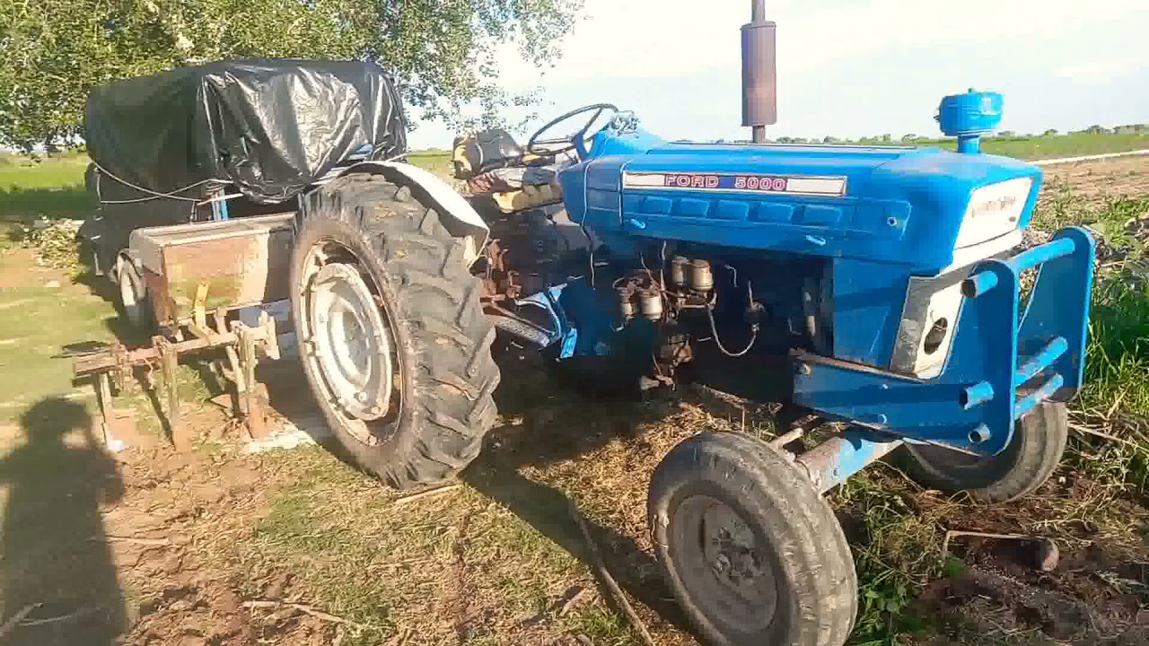 Fertilizando El Maíz Con Un Tractor Ford y Una Fertlizadora Jhon Deere.