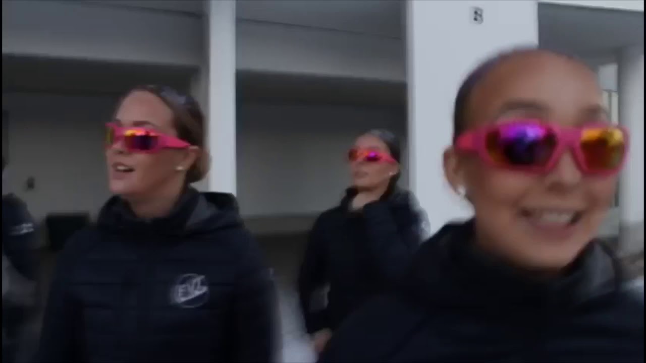 Hot Steps, vlogi + esittely