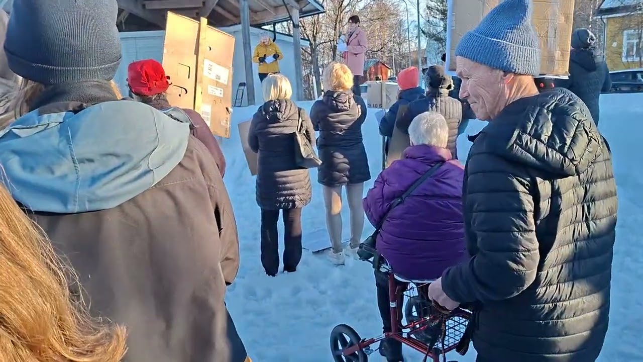 Mannifestation mot dom höga Elpriserna och momsen i Jokkmokk.