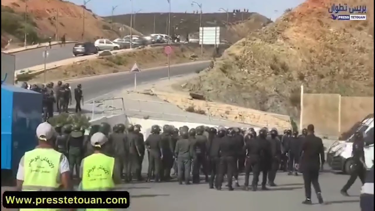 Cientos de jóvenes tratan de acceder a Ceuta desde la localidad marroquí de Castillejos