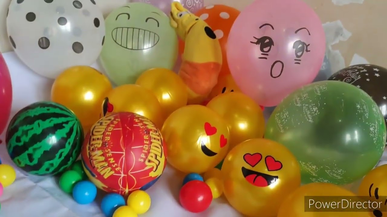Serunya bermain Banyak balon mainan dan boneka