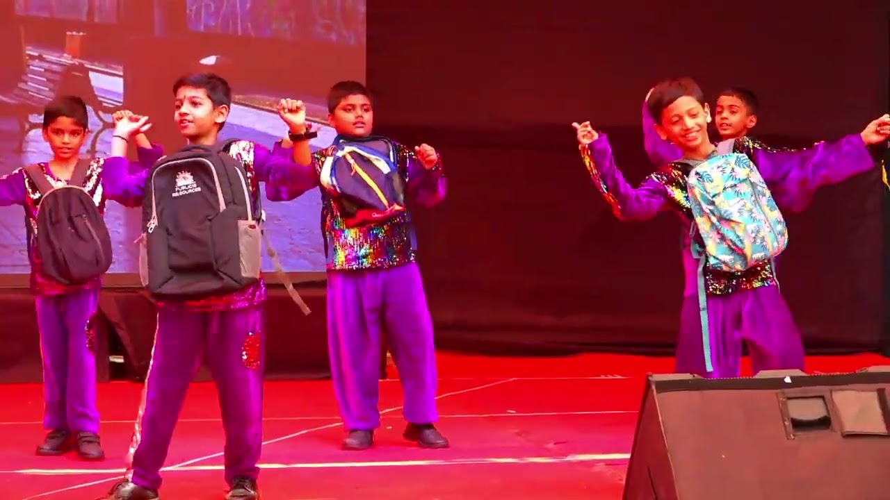 Mumbai - The City Of Dream ! Local Train Dance