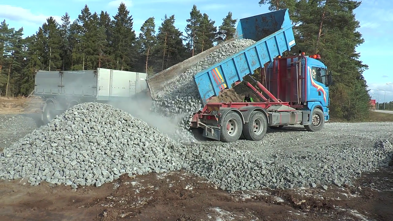 Scania lastbilar transporterar massor av sten Okt 2016