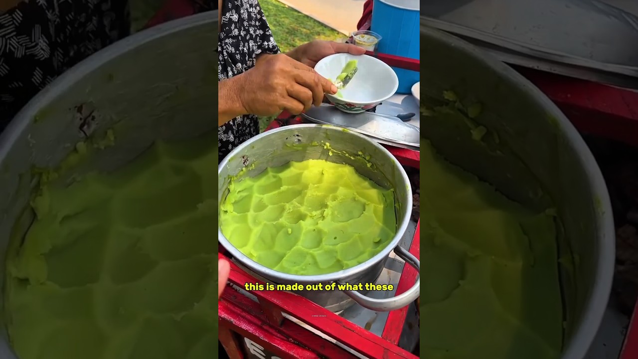 Indonezyjskie jedzenie uliczne: kremowy bubur sumsum z mlekiem kokosowym! 🥣😋 #Shorts #streetfood ...