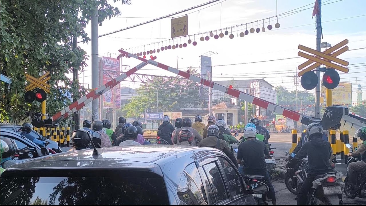 PALANG PINTU KERETA API SIEMENS || PERLINTASAN JPL 78 BEKASI SAAT SIRINE MASIH MIRIP DI AMERIKA