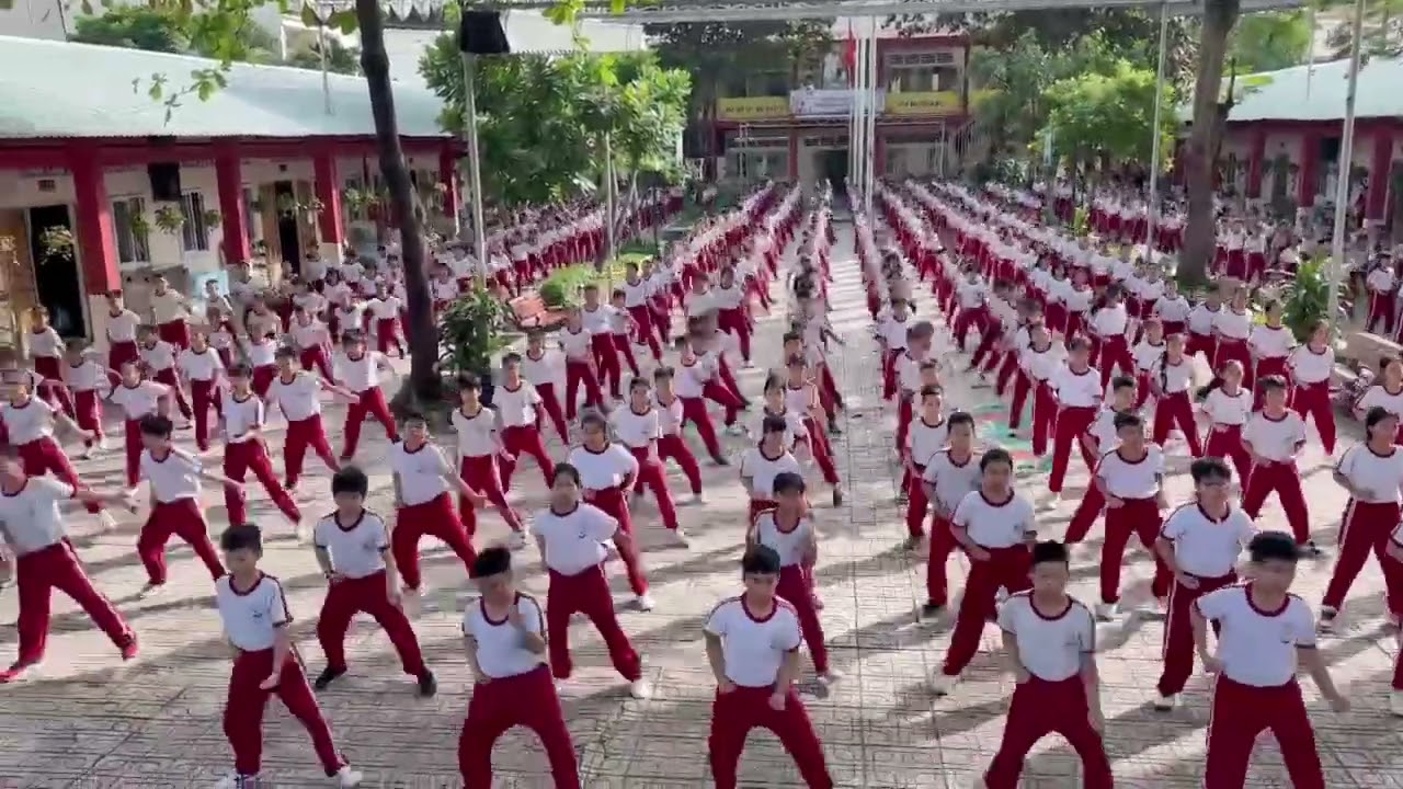 Tiểu học Võ Văn Hát đồng diễn Vovinam 2025