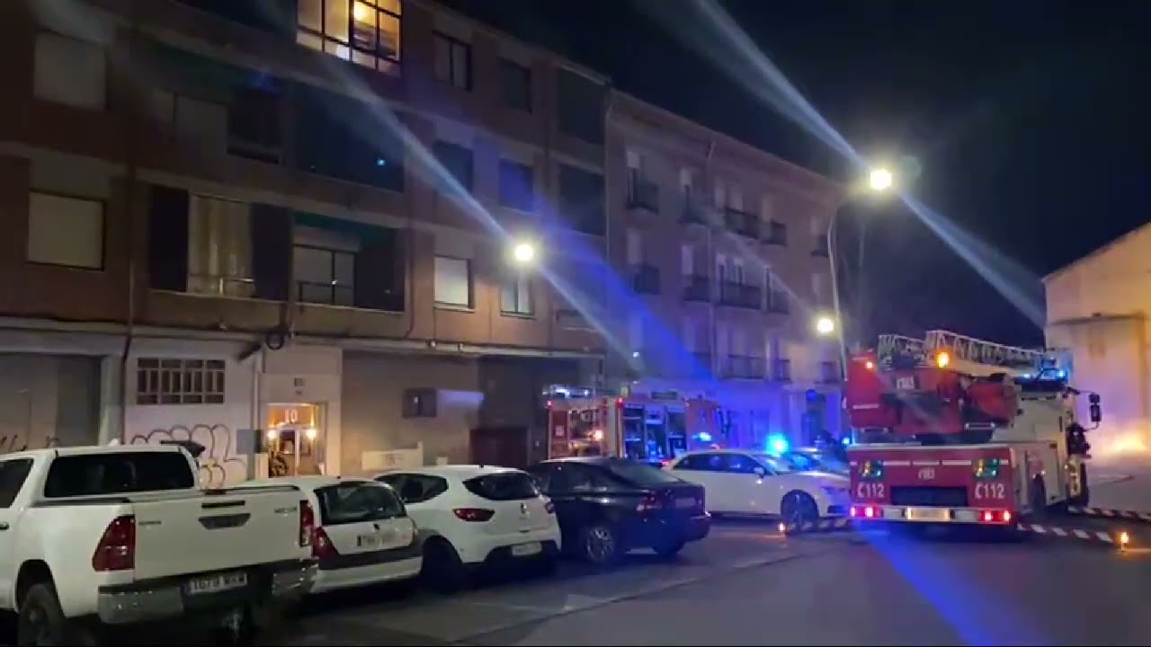 Policías locales de Medina arriesgan la vida para salvar in extremis a un vecino en un incendio