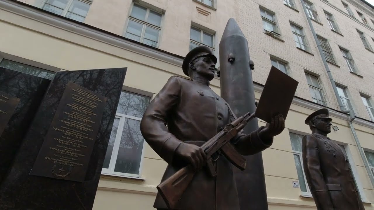 Ростов-на-Дону. Улица Ленина. Новый памятник около РАУ. И ещё некоторые дома и дворы. 20 ноября 2022