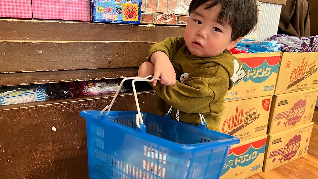 【1歳7ヶ月】はるくんが駄菓子屋さんで好きなお菓子を10個お買い物をしてみた！