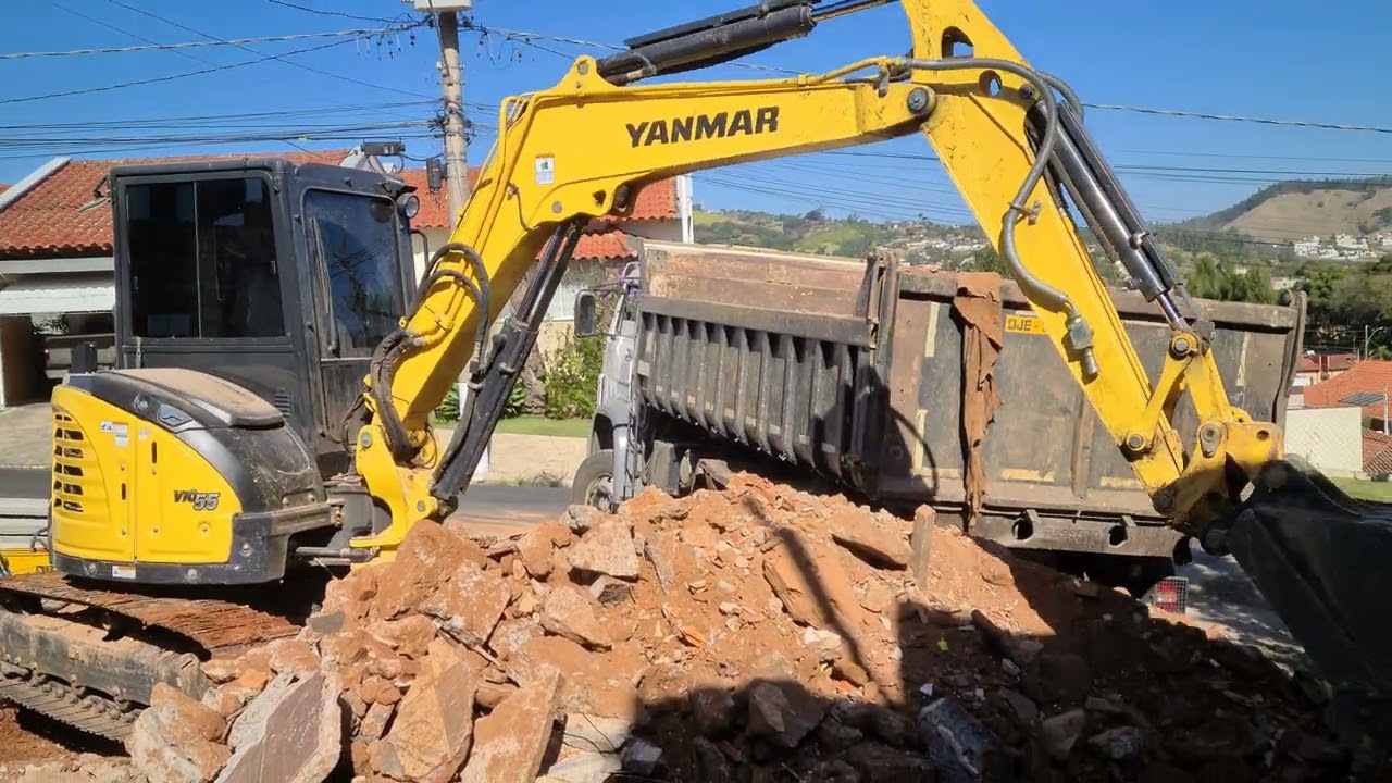 YANMAR VIO 55-6B CARREGANDO CAMINHÃO TRUCK COM ENTULHO