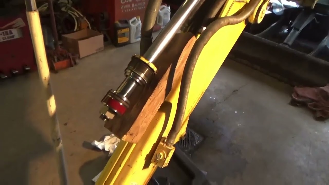 Replacing seals in a Yanmar VIO35-2