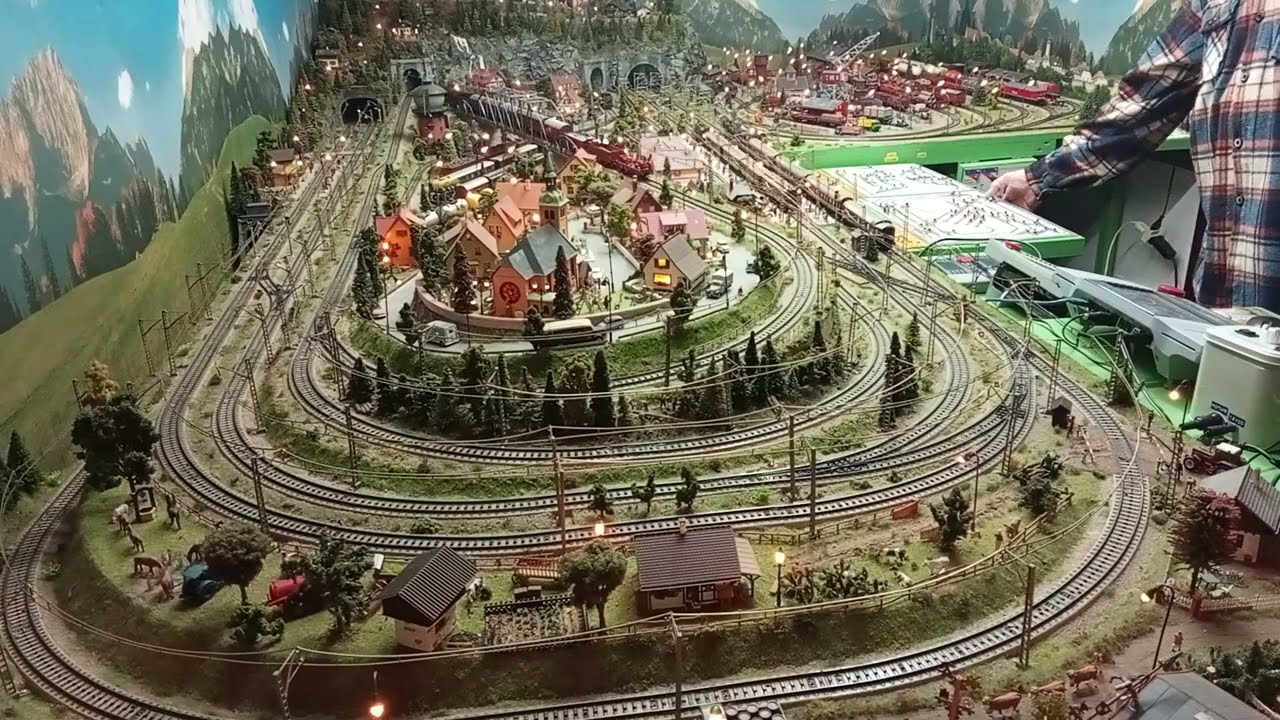 Un po' di traffico Märklin con BR 012 3610, BR 50 3084 e T 18 3109