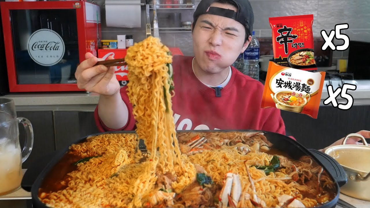아침에 눈 뜨자마자 냉장고 털어서 라면10개 끓여 먹었습니다. 🤤