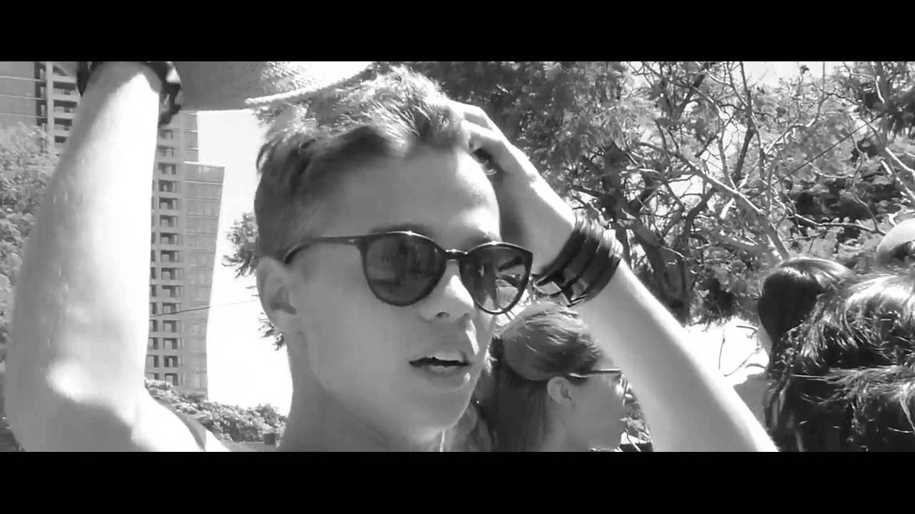 Looking Up - Close As Strangers (5SOS Spanish Version)