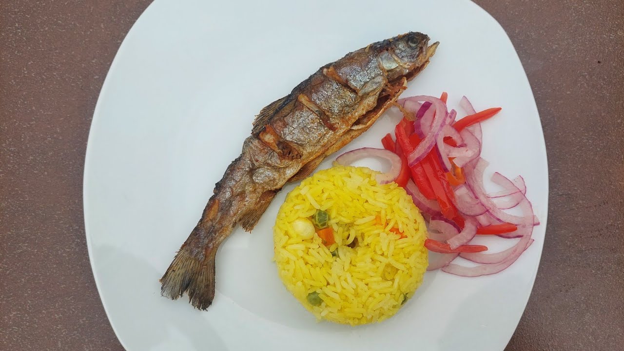 Arroz a la jardinera con truchas frita / trucha frita.