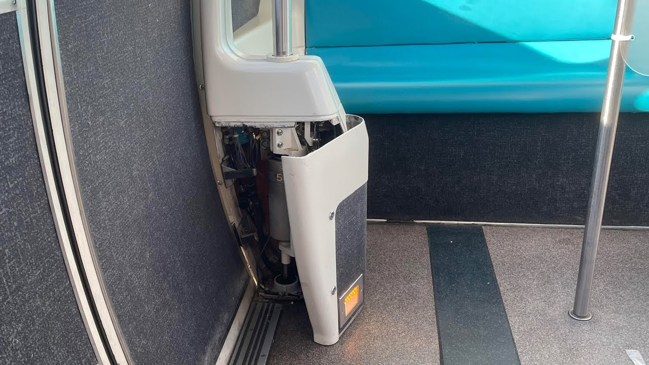 Monorail Door Breaks at Walt Disney World!