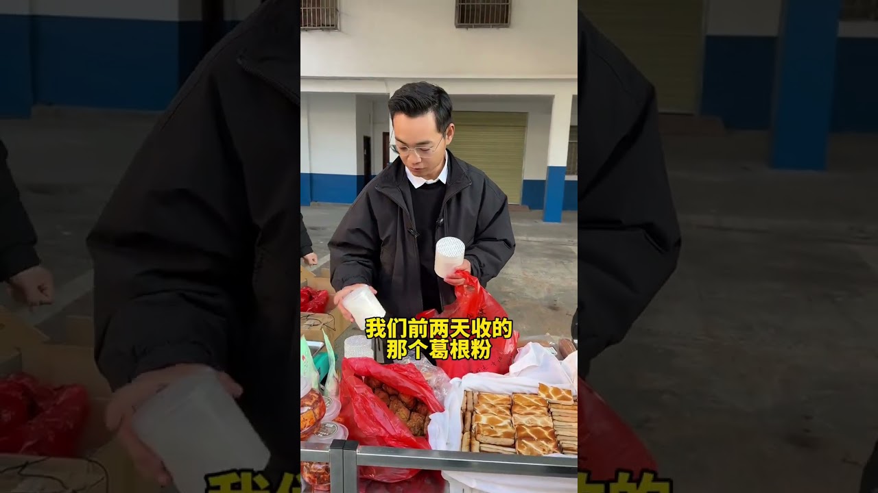 I helped a fellow townsman set up a stall to sell ginger and dried tofu. I never expected