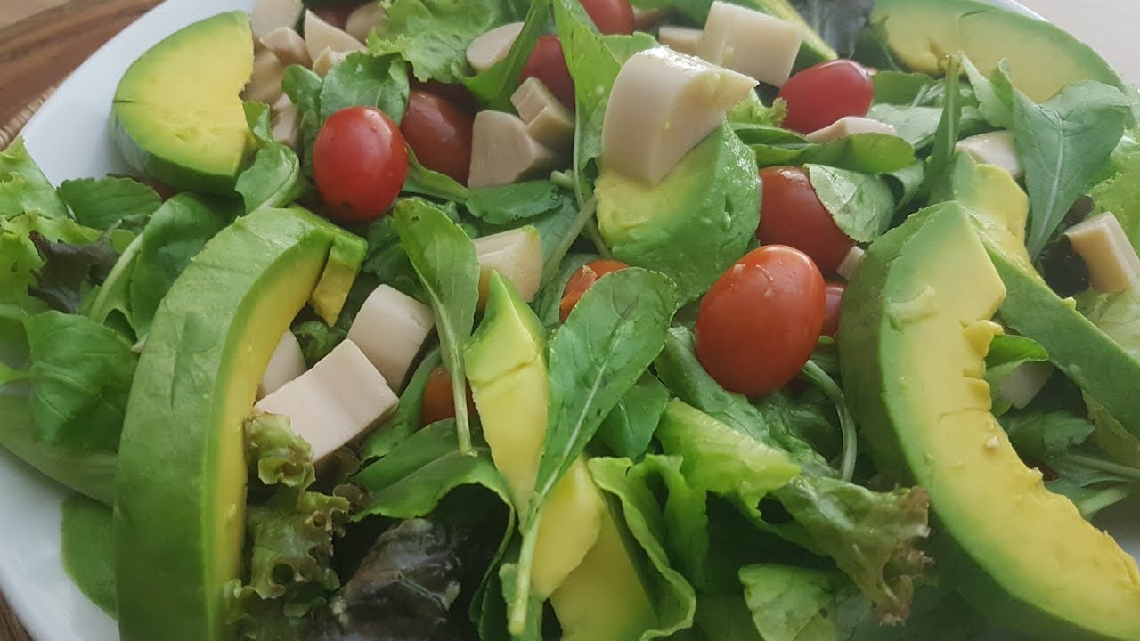 Salada Verde Com Abacate, Nutritiva e um Molho Delicioso