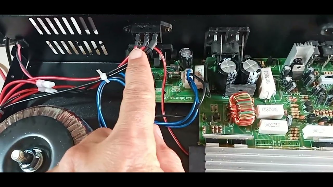 Amplificador lelong LE 707 fazendo barulho nos alto-falante.