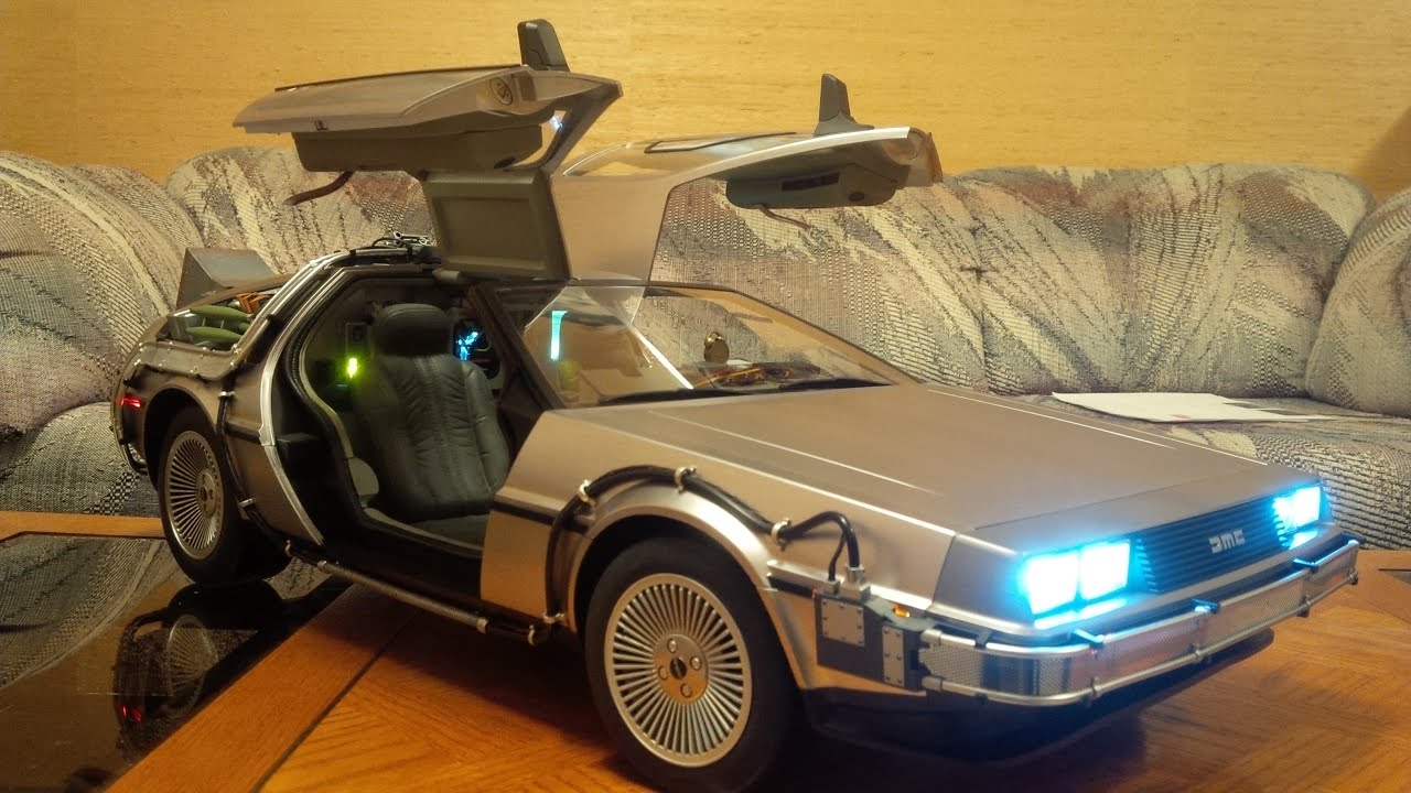 Hot Toys Back to the Future DeLorean 1/6 Scale