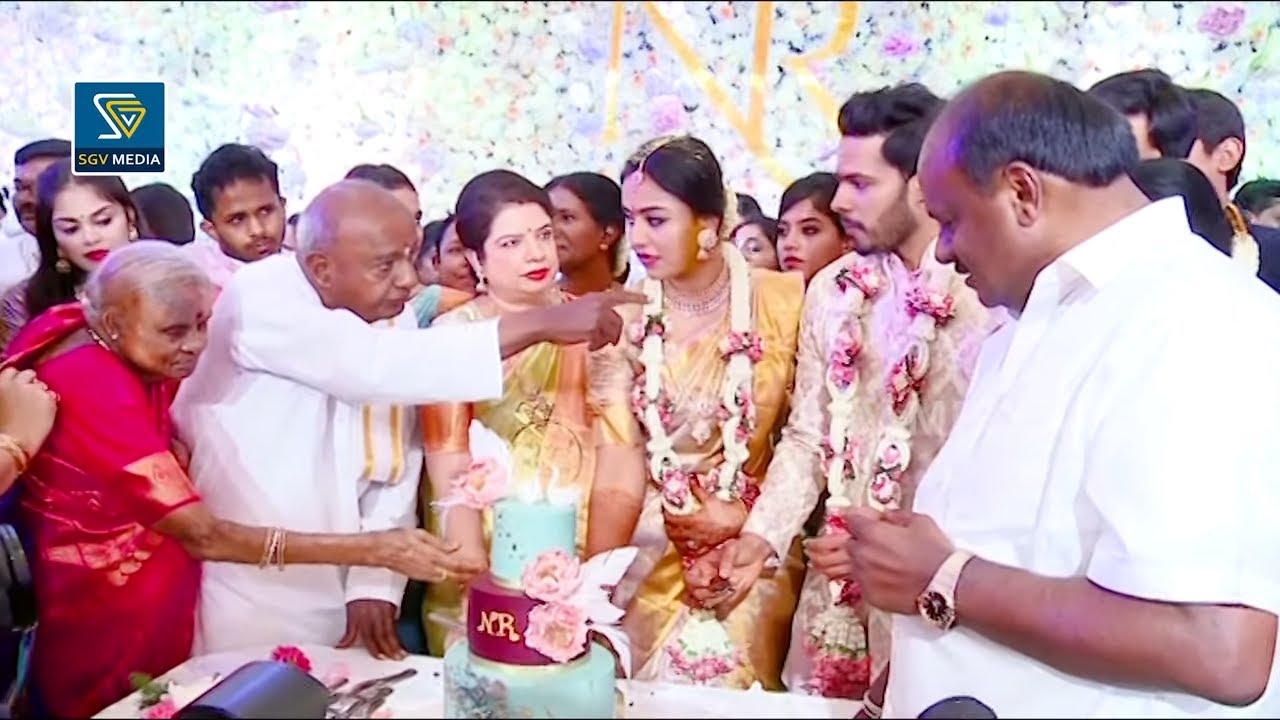 Nikhil Revathi Cut Cake and Celebrates with Family | Nikhil Kumaraswamy Engagement @ Taj West End