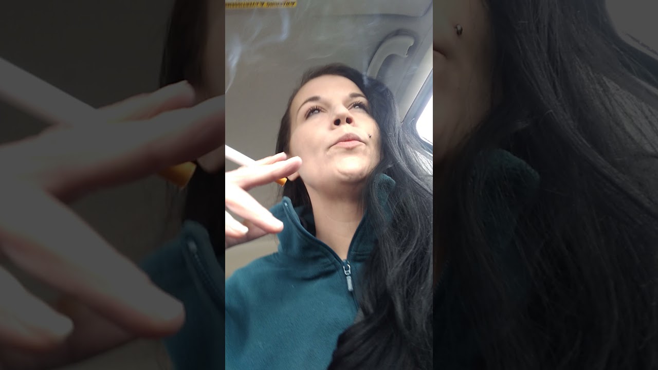woman smoking marlboro smooth 100s