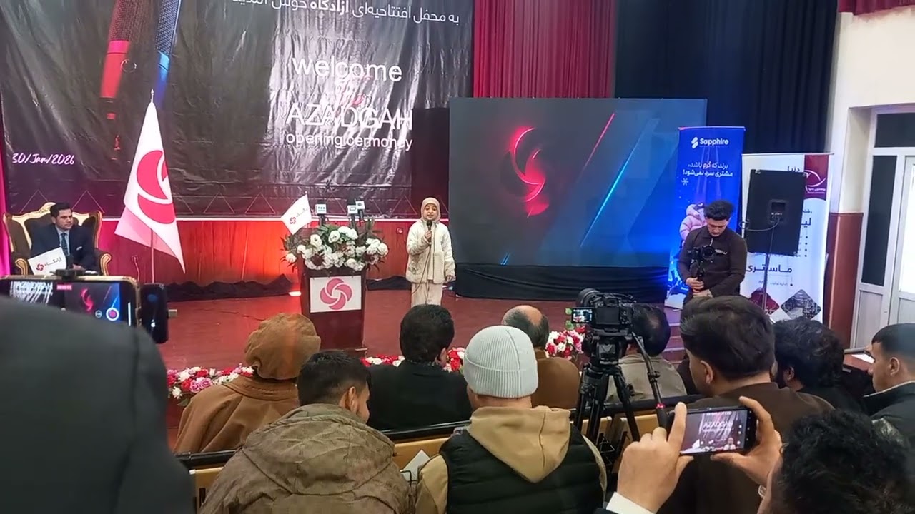 شعر خوانی مروت احمدیار، دکلماتور کوچک در جریان افتتاح کانال یویتوب آزادگاه در کابل ...شعر خوانی