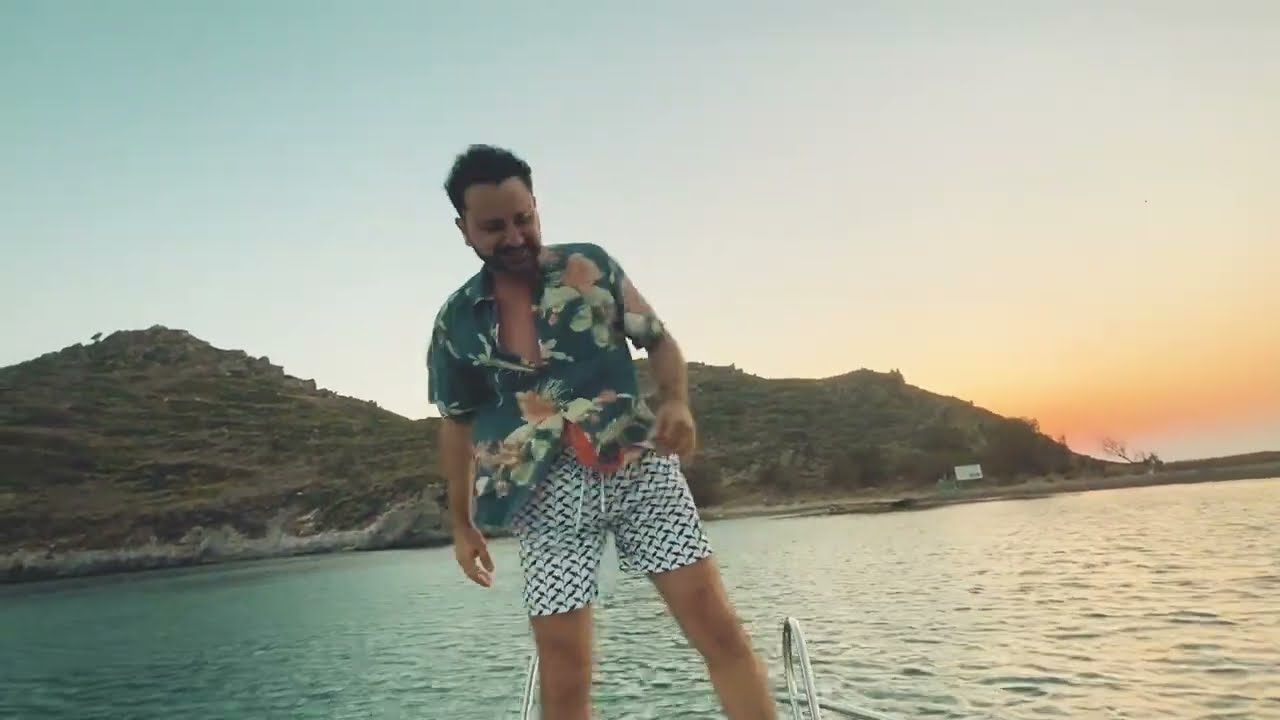 Bora Duran - Kafam İyi Esiyor (Official Video - Klip)