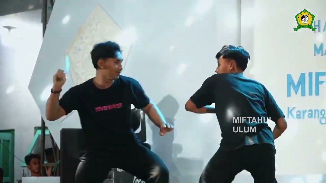 Pencak silat persembahan alumni miftahul ulum karang anyar 