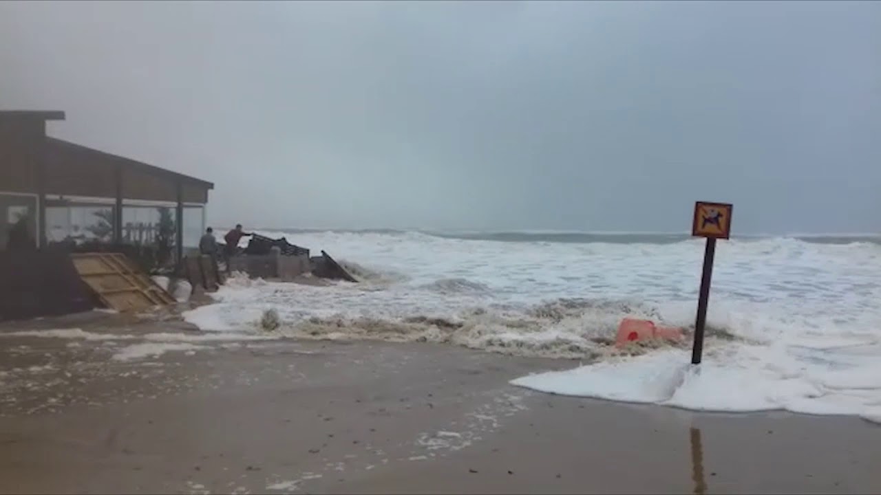 El temporal provoca inundaciones en el paseo marítimo de Cádiz