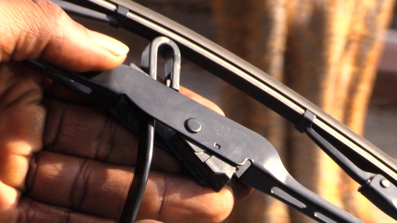 Замена стеклоочистителя на лобовом стекле Kia Rio — большинство лет — легко!