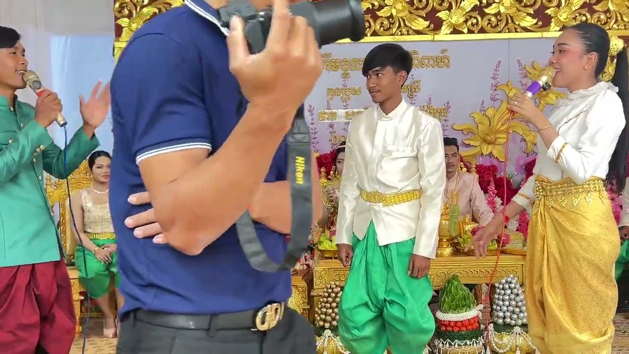 👉 កំប្លែង កាត់សក់ សេីចផ្អេីលពេញរោង😂
