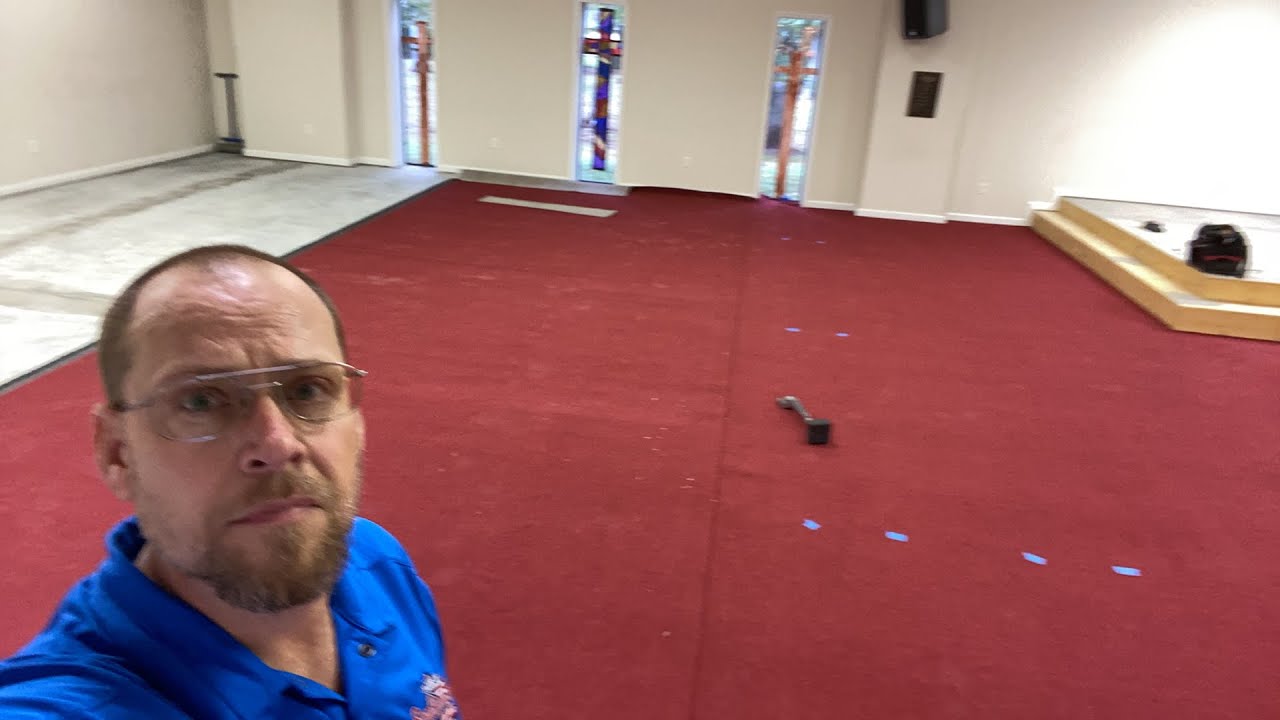 Приклейте кончик шва ковра