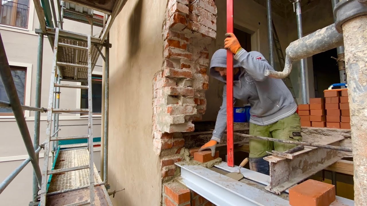 Altbausanierung: Alte, gebrochene Mauerbacken erg&auml;nzen + neu aufmauern, Stahltr&auml;ger als Sturz setzen