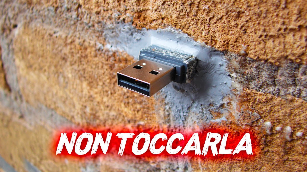 PERCHÈ CI SONO DELLE CHIAVETTE USB SUI MURI?