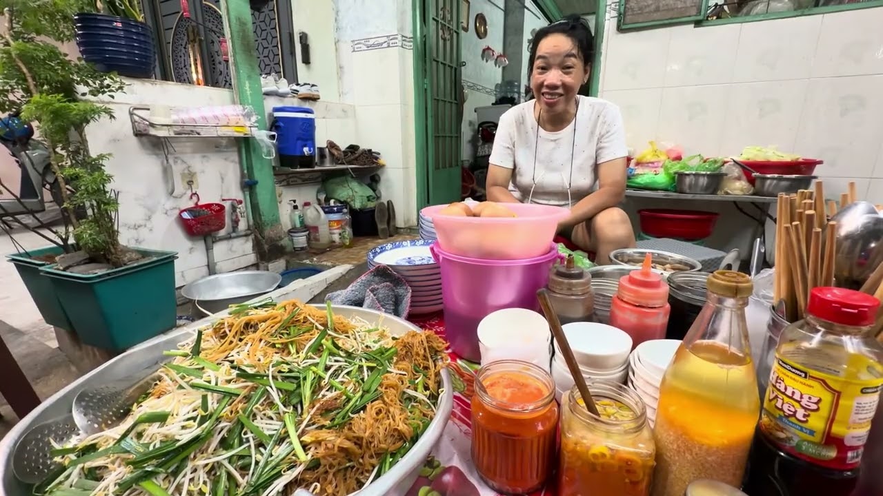 Chị đào bán hủ tíu xào rất là vắng mong anh chị ủng hộ chị đào CAMBUCH 