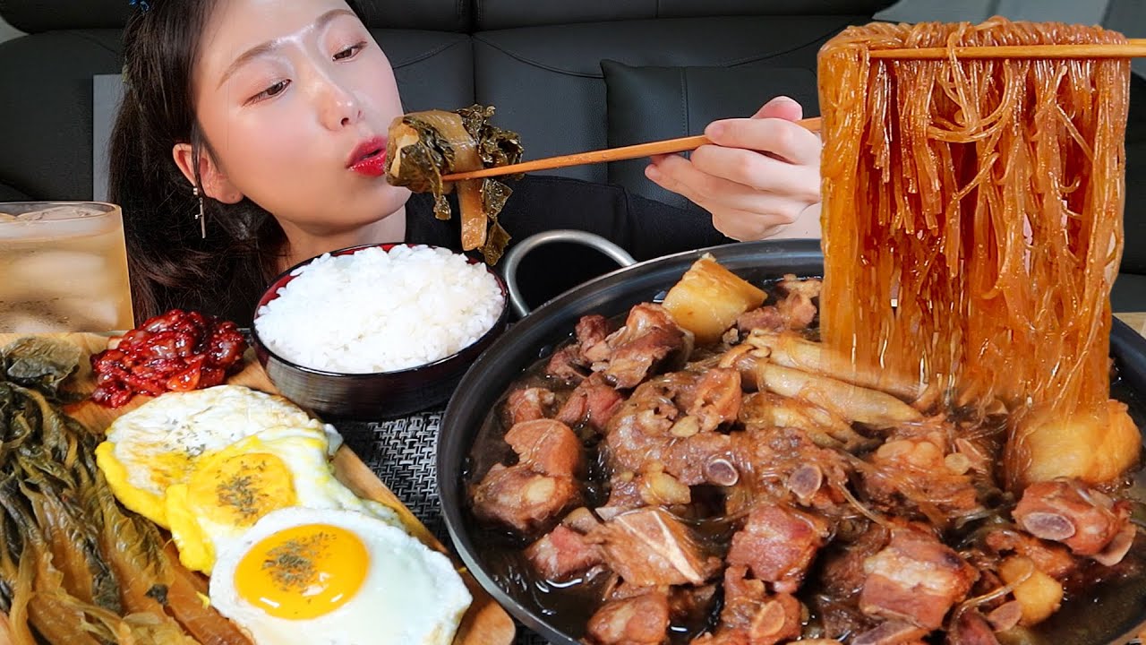 돼지갈비찜 계란 낙지젓 씻은 묵은지 밥 먹방:) Steamed Korean pork ribs. Mukbang