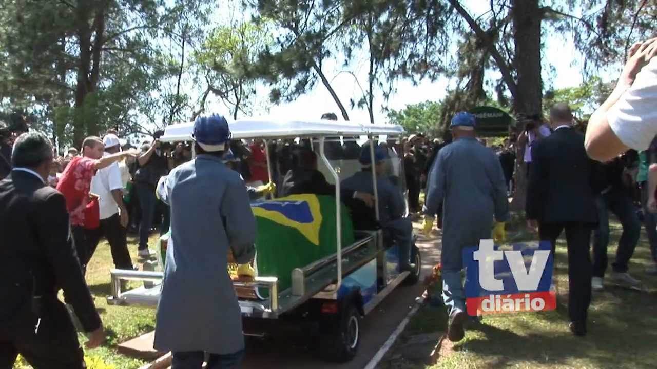 Hebe é sepultada sob aplausos e chuva de pétalas