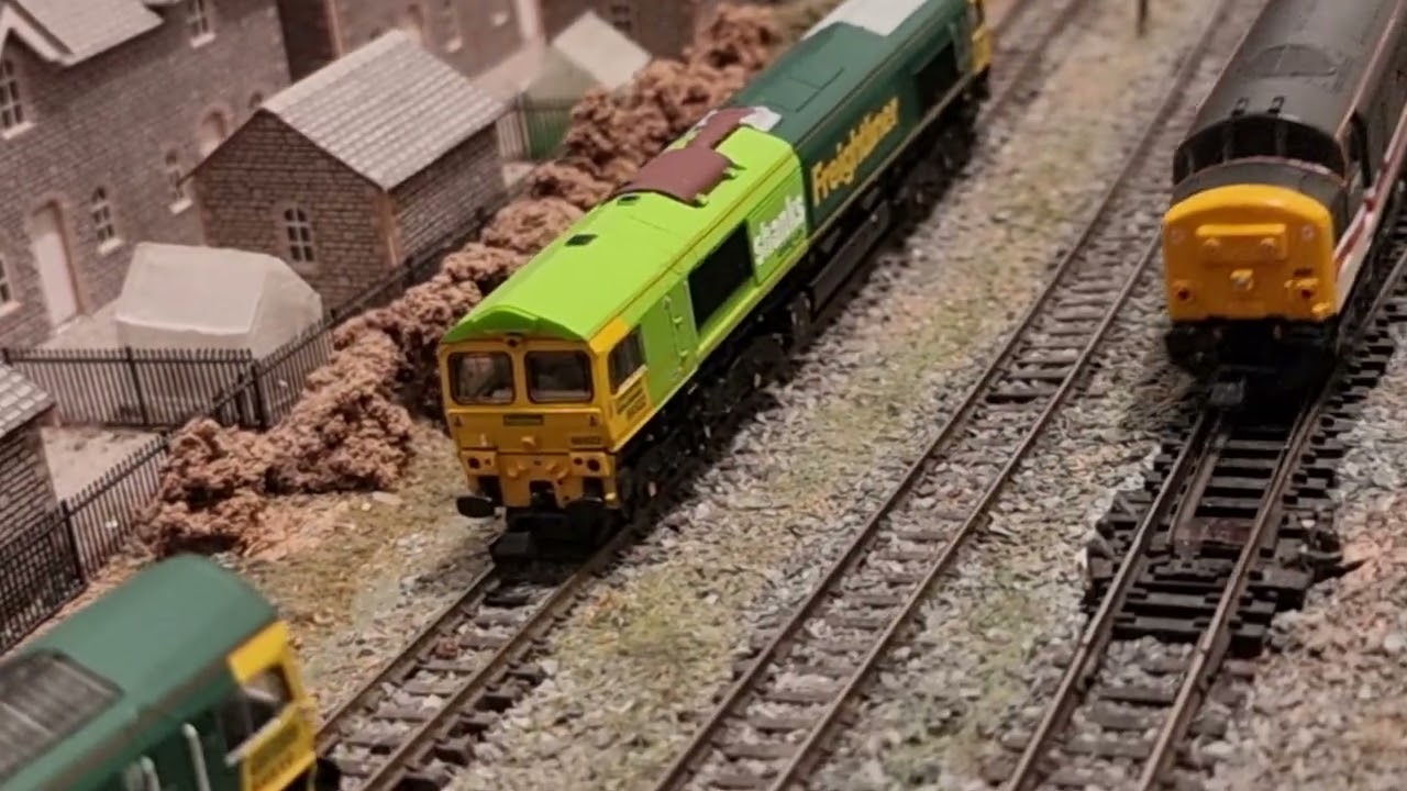 N gauge class 37/4 BULLIDAE INTERCITY ( Another split gears) . Sorry about the cat haha
