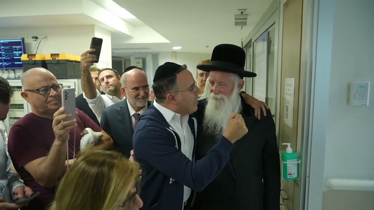 הזמר יעקב שוואקי וחתן פרס ישראל, הרב יצחק דוד גרוסמן בשירה ליד חדרו של החייל אביתר זיתוני