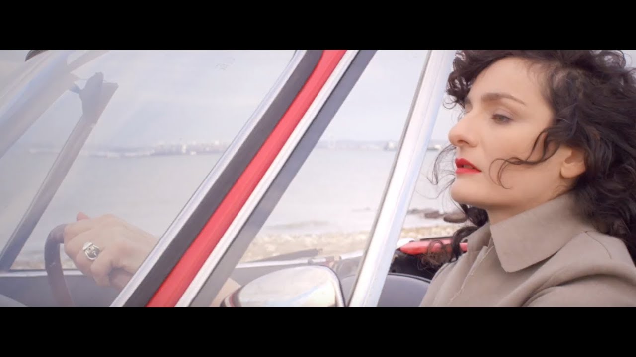 Alice Lewis - Cabriolet