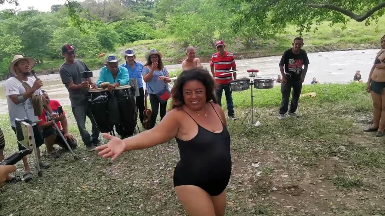 Concurso en traje de baño con las bailarinas de la plaza Libertad desde el río Jiboa