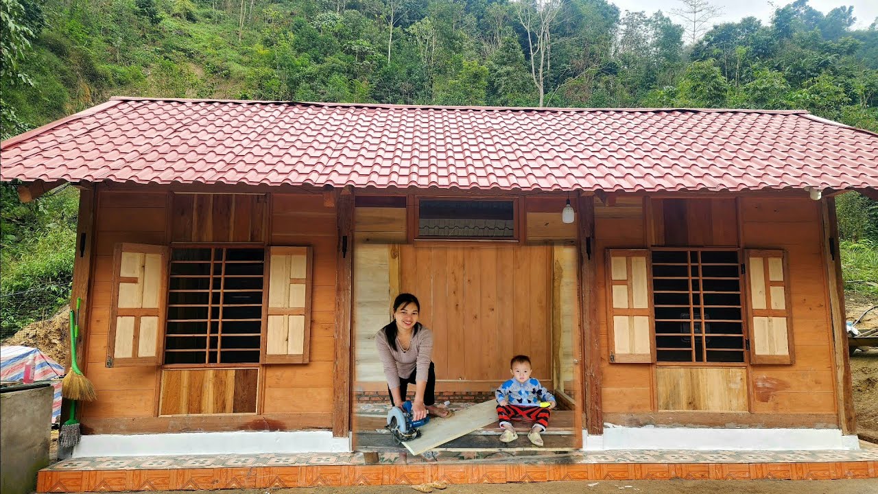 Full video: 90 days An and Bao were helped by a kind man to build walls for their wooden house.