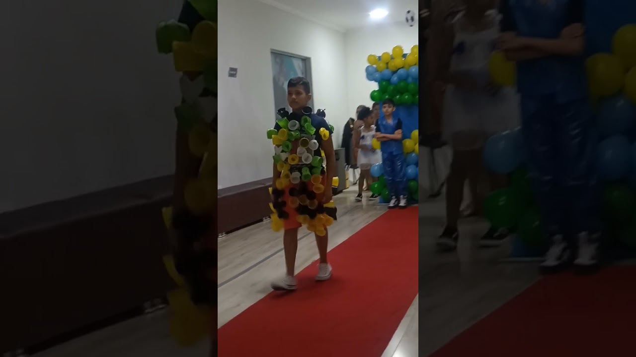 desfile de roupas recicladas