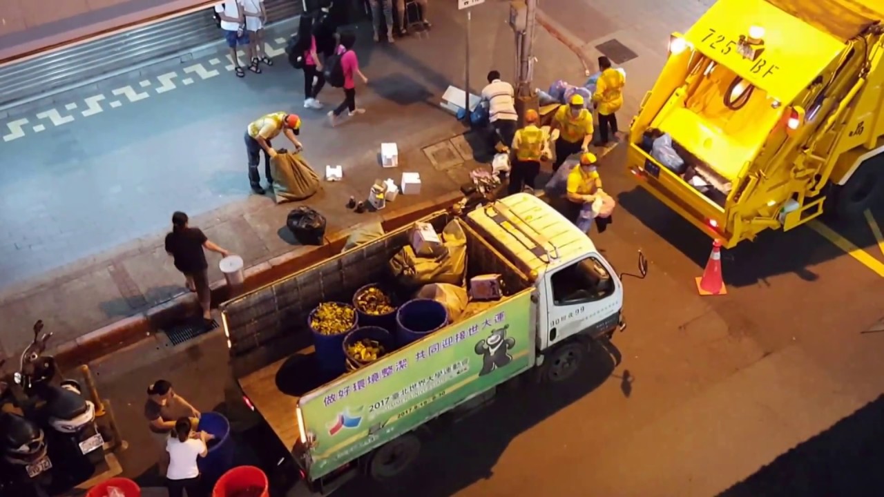 Icecream rubbish truck in Taipei, Taiwan