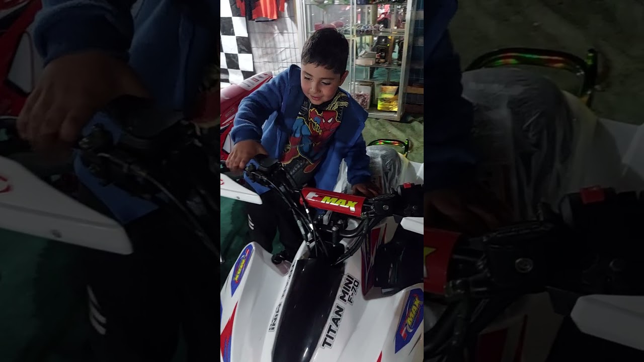 nene enseñando a ensender la moto atv